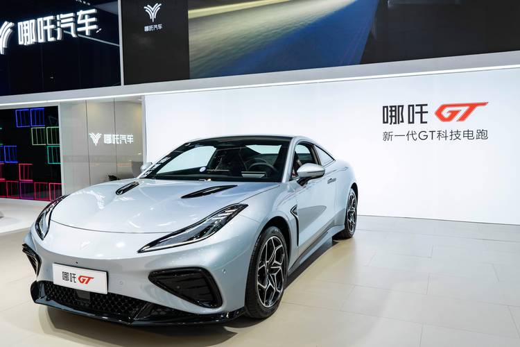 深圳91哪吒汽车在智能汽车领域的表现，领途汽车在新能源汽车市场中的影响力